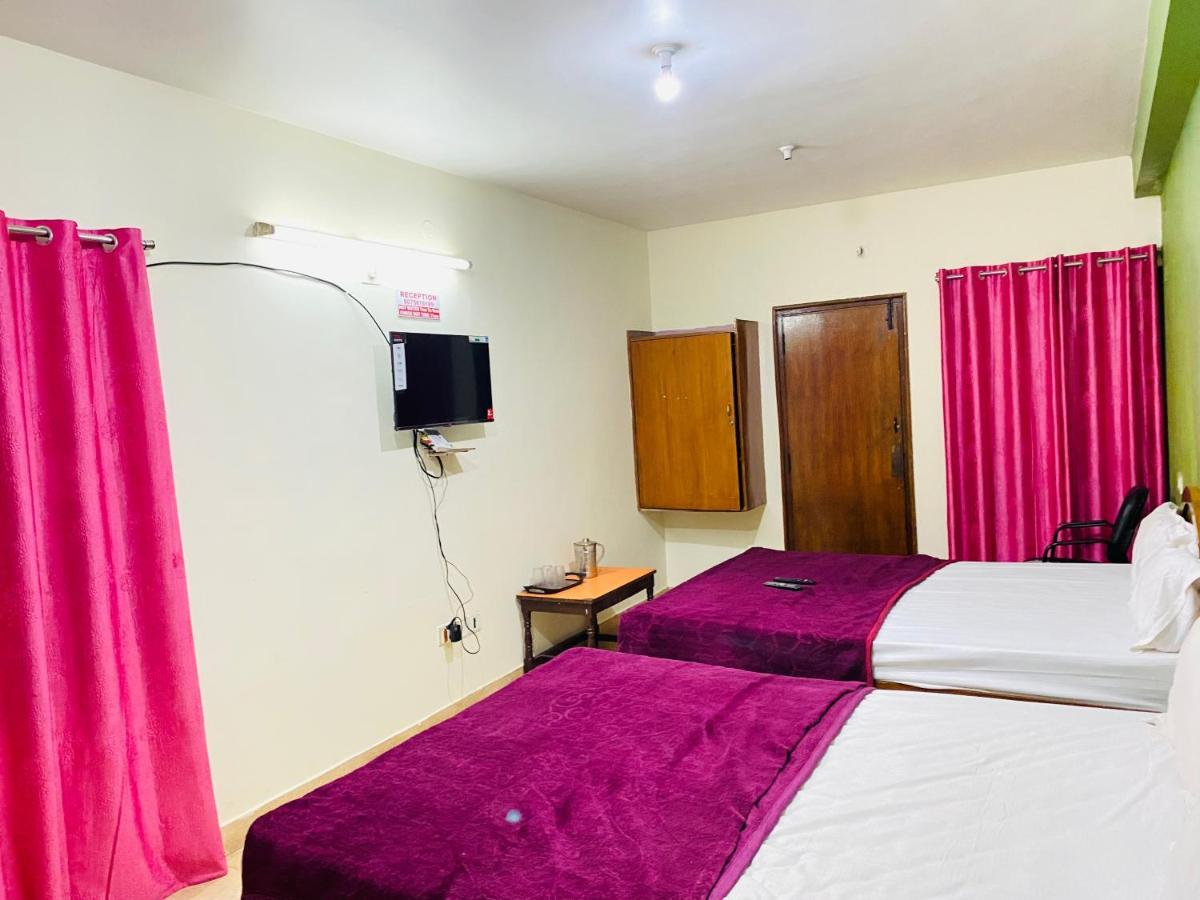 Hotel Nakshatra Ooty Exteriör bild